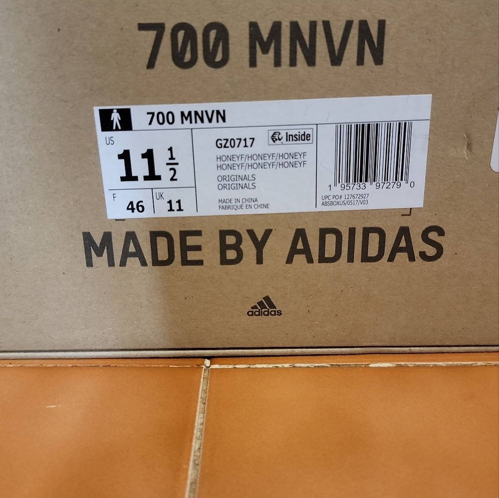 Yeezy 700 - Picture 3 of 7
